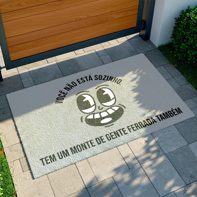 Tapete De Porta Capacho divertido - Você não está sozinho - tem um monte de gente ferrada também! Desmotivacionais Capacheria A Coleção Desmotivacional Capacheria chegou para quem já abraçou o caos da vida e prefere rir da própria derrota do que fingir motivação. São capachos com frases ácidas, humor inteligente e aquela sinceridade desconfortável que todo mundo sente — mas poucos têm coragem de dizer. Com designs marcantes, estilo tattoo/alternativo e estampas de alta definição, cada peça traz uma dose perfeita de ironia para receber visitas, decorar ambientes e mostrar personalidade já na entrada. Ideal para quem vive na linha tênue entre o drama, o sarcasmo e a pura realidade.