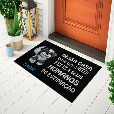 20CA010229 - Tapete De Porta Capacho Divertido Nessa Casa vive um shih-tzu Mockup