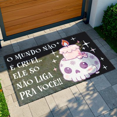 25CA011247 - Tapete De Porta Capacho desmotivacional o mundo não é cruel. Ele só naão liga para voce! C
